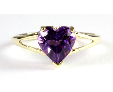 A 9ct yellow gold ring set with a heart cut amethyst, (N.5).