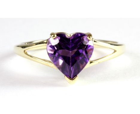 A 9ct yellow gold ring set with a heart cut amethyst, (N.5).