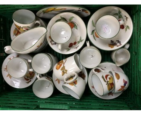 Qty of Royal Worcester 'Evesham Vale' pattern tableware