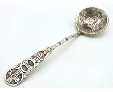 A Mexican silver coin mounted on a Chinese silver handle, 36.2g