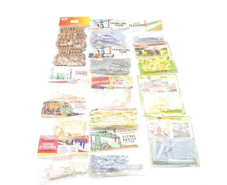 Airfix and Heljan OO/HO scale model buildings and accessories, thirteen including Heljan ref. 1733 barrels and containers; Ai