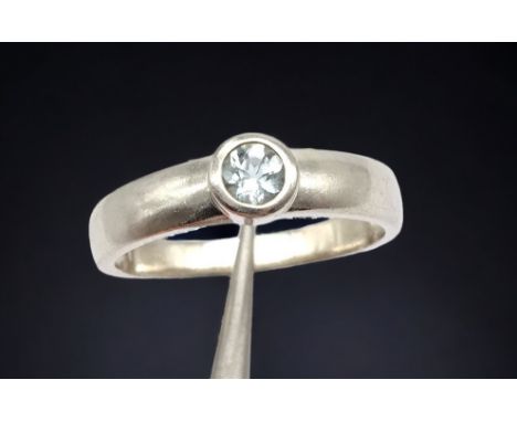 Silber Ring mit einem rund facettierten blauen Stein, Sterlingsilber 925/000, Ringgröße 54, Gewicht 2,4 Gramm
