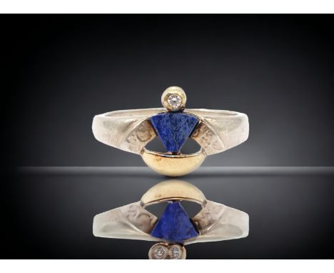 Ring mit Lapislazuli, tw. goldfarbene Monturen, Sterlingsilber 925/000, Ringgröße 53, Gewicht 2,2 Gramm