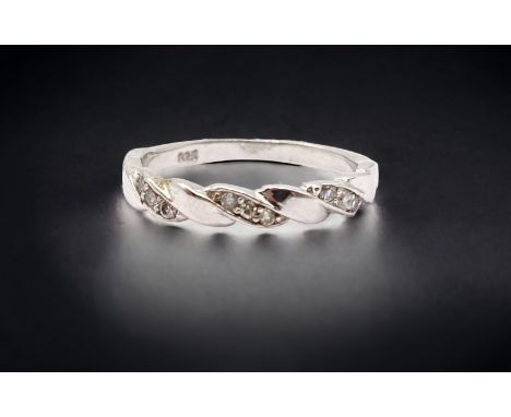 925er Silber Ring mit klaren Steinen, Ringgröße 57, Gewicht 1,9 Gramm