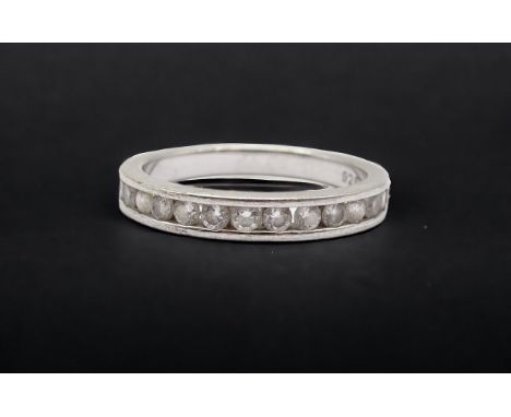 Ring mit rund facettierten Steinen, Sterlingsilber 925/000, Ringgröße 56, Gewicht 2,8 Gramm