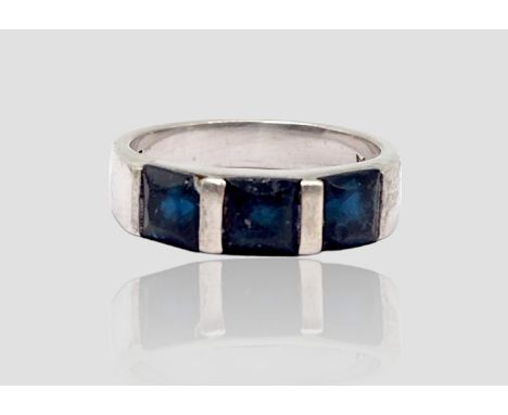 Ring aus Silber 925/000 gefasst mit 3 facc. blauen Steinen RG: 59, 4,9g