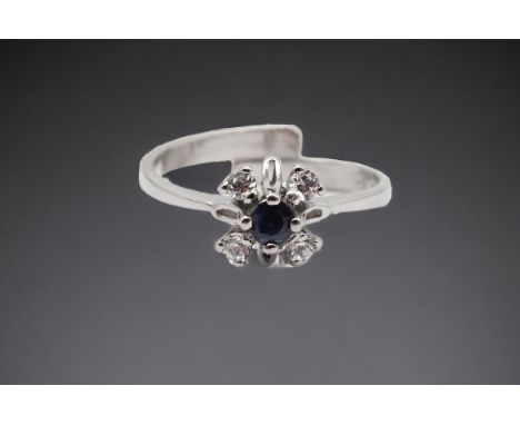 Ring mit Saphir, Silber 800/000, offene Ringschiene, Ringgröße 52, Gewicht 2,0 Gramm