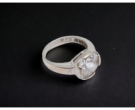 925er Silber Ring mit einem facc. klaren Stein, Gewicht 3,8 Gramm, Ringgröße 54