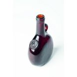 Weinflasche aus dunkelbraunem Glas