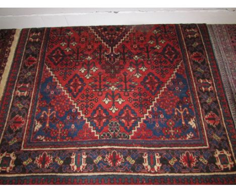 Fine Persian Kashan carpet in red and blue, patterned with stylized florets in lozenge arrangement (130cm x 204cm)