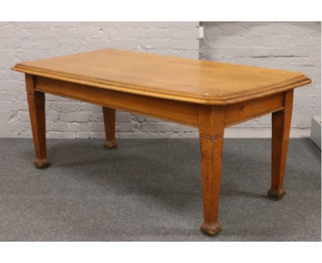 An Edwardian light oak dining table on square tapering supports, H 81cm W 92.5cm L 186cm.