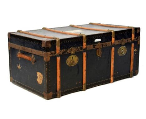Good quality vintage steamer type cabin trunk with metal mounts, wooden ribs and removable tray with floral printed lining   