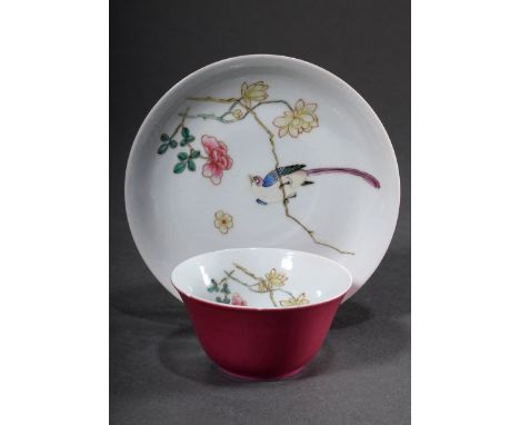 Kleines Porzellan Koppchen auf Unterteller mit Famille Rose Malerei "Paradiesvogel" und sog. "Ruby Back" Wandung, H. 5cm, Ø 7