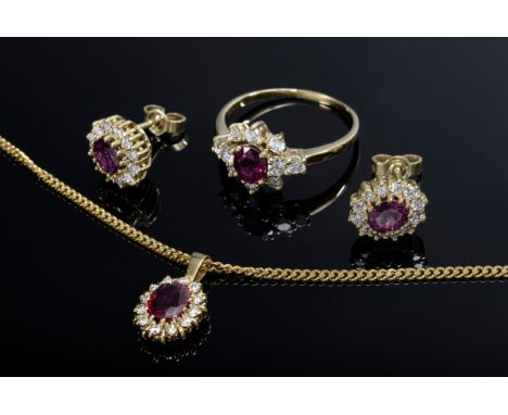 3 Diverse Teile GG 585 Schmuck mit Brillanten (zus.ca. 0.90ct/VSI/W) und Rubinen: Ring (Gr. 55), Paar Ohrstecker und Kette (L