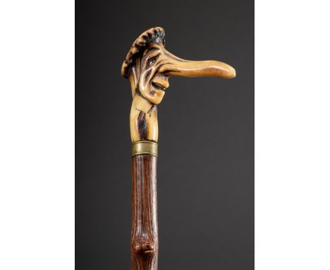 Leichter Groteskenstock "Karikatur eines Mannes mit überlanger Nase", Hirschhorn, Ring aus Messing, Haselnuss Schuss, Mitte 1