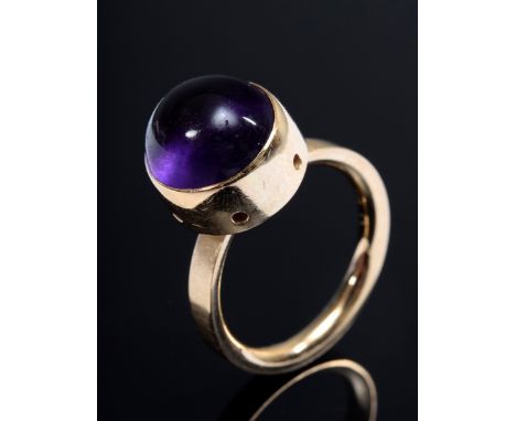 GG 750 Ring mit Amethystcabochon (Ø 1 cm) in Systemschiene, Goldschmiede B-S. Henningsen/Schleswig 9,5g, Gr. 56,5