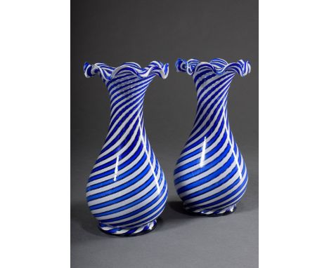 Paar dekorative Balustervasen in blau-weißem Fadenglas mit gewellter Mündung, Cristallerie Baccarat oder Clichy, Frankreich u