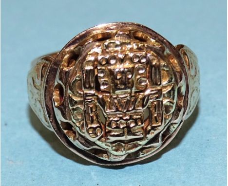 A gold ring of Inca design marked '18k', size J, 6g. 