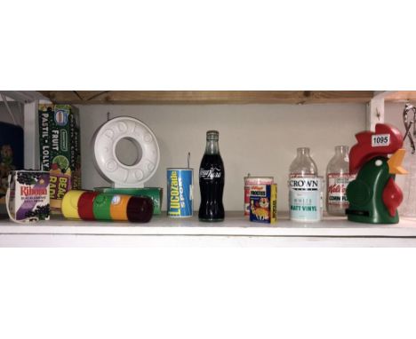 A good lot of vintage advertising packaging style radio's (untested)