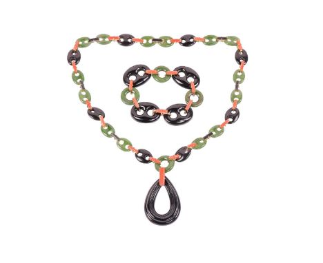 A carved hardstone anchor link necklace and bracelet en-suite; the necklace contains a large carved onyx loop pendant suspend