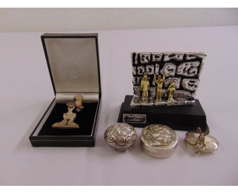 A quantity of white metal to include a model of the Wailing Wall, three trinket boxes and cased serviette holder (5)
