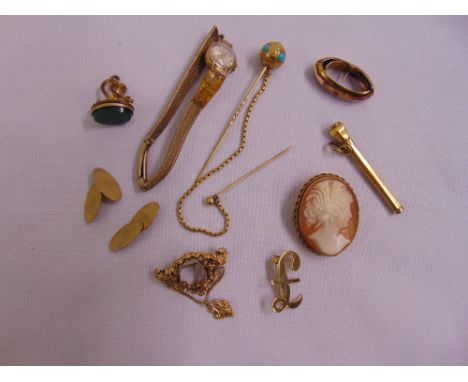 A quantity of 9ct gold jewellery to include cufflinks, a cameo, a scarf ring, a ladies wristwatch, a miniature retracting pen