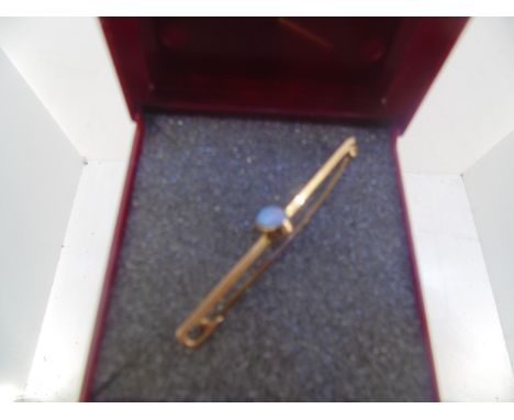9ct gold tie pin with opal to centre 
