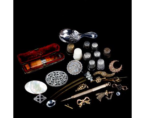 Various jewellery and collectables, including 9ct 2-colour gold crescent moon brooch, unmarked gold pearl heart bar brooch, 1