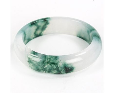 A polished jade slave bangle, band width 17.7mm, internal diameter 6cm, 65gNo chips or cracks 