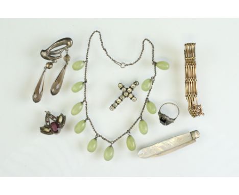 Collection of early 20th century costume jewellery to include hardstone white metal pendant necklace; a gold plated gate link