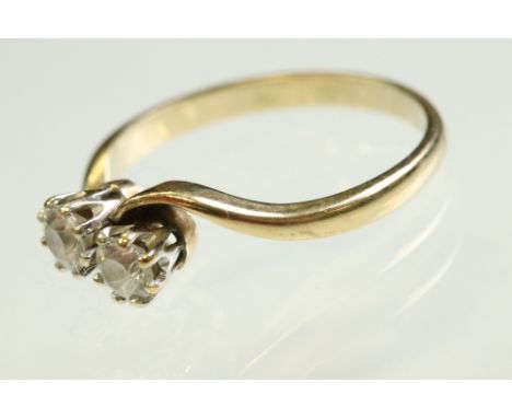 Cubic zirconia 9ct yellow gold toi-et-moi ring, crossover shoulders, ring size P 