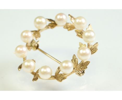Cultured pearl 9ct yellow gold wreath brooch, ten cream cultured pearls with pink overtones, diameter approx 5mm, gold leaf s