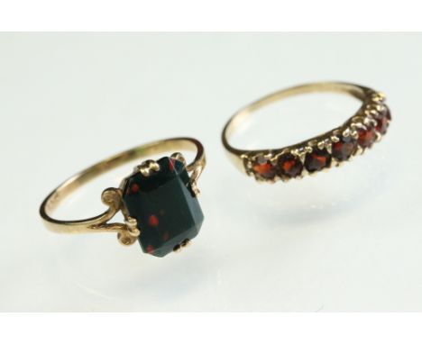 Paste 9ct yellow gold ring, the rectangular step cut paste bloodstone measuring approx 10mm x 8mm, claw set, scroll shoulders