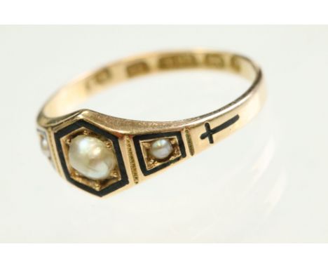 Pearl and black enamelled 15ct gold mourning ring, three pearls, enamelled border and cross motif to shoulders, ring size L, 