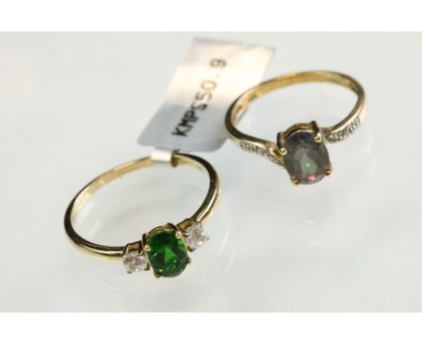 Chrome diopside and cubic zirconia 10ct yellow gold three stone ring, the oval mixed cut chrome diopside measuring approx 7mm