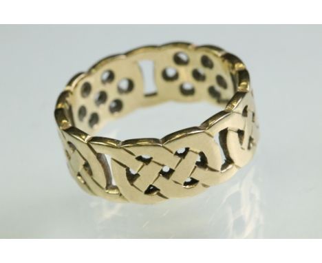 9ct yellow gold ring, Celtic knot design, width approx 8mm, ring size T½ 