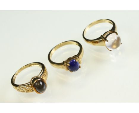 Rock crystal 9ct yellow gold ring, the circular cabochon cut colourless quartz diameter approx 9mm, claw set, tapered shoulde
