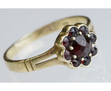 Garnet flower head cluster yellow metal ring, nine briolette cut garnets, diameter of head approx 9mm, rubover and shared pro