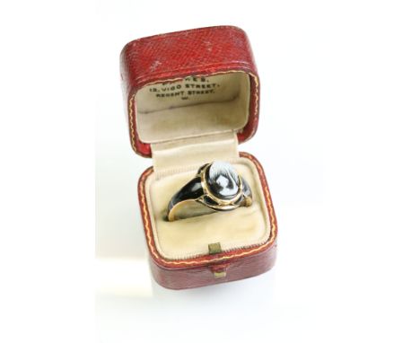 Early Victorian onyx cameo enamelled unmarked gold mourning ring, the oval black and white cameo depicting an urn under a wee