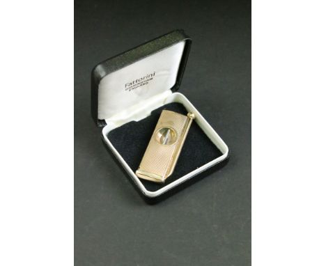 9ct gold cased cigar cutter, engine turned decoration 