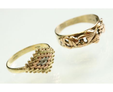 Tri-colour 9ct gold ring, yellow white and rose gold, brick-link style to the lozenge head, ring size R; together with a yell