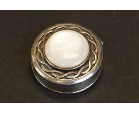 Mother of pearl silver circular pill box, round mother-of-pearl cabochon, Celtic knot design in relief, diameter approx 3cm, 