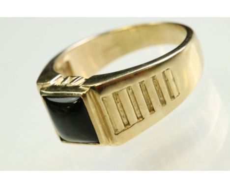 Black onyx 9ct yellow gold gents ring, the square cabochon cut onyx measuring approx 7mm x 7mm, rubover set, tapered shoulder
