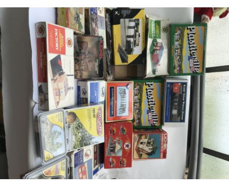 A collection of boxed O gauge model kits and accessories for trackside including Lionel, K line, Bachmann etc