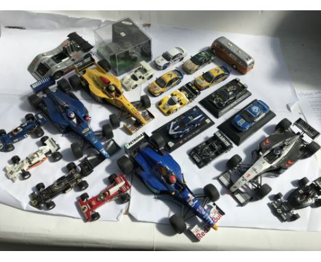 A collection of loose diecast F1 or Touring car racing 1:43 and 1:18 scale