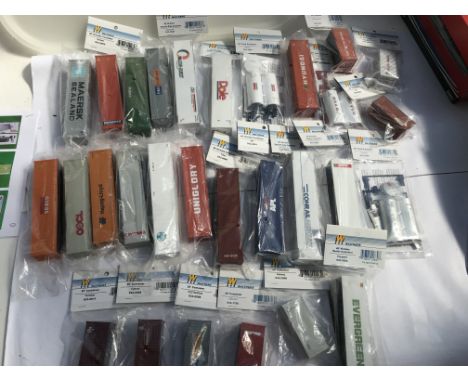 Walthers HO scale , trackside accessories, Containers, all bagged unused
