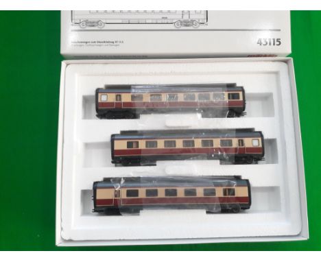 Marklin railway, HO scale, Intermediate cars for the VT 11.5 diesel train, boxed #43115