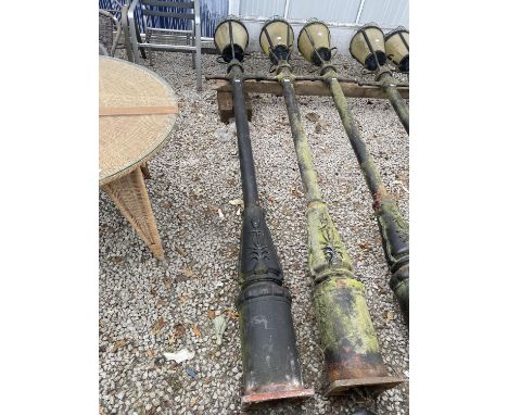 A VINTAGE DECORATIVE CAST IRON STREET LAMP 340CM 
