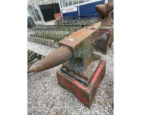 A VINTAGE BLACKSMITHS ANVIL ON A STAND LENGTH 89CM 