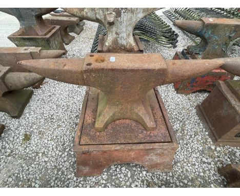 A VINTAGE BLACKSMITHS ANVIL ON A STAND LENGTH 101CM 